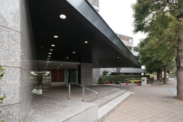 エントランスはモノトーンで落ち着いた印象。 エントランスはモノトーンで落ち着いた印象。