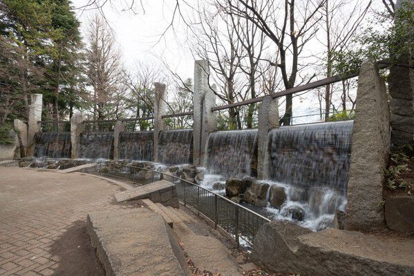 休日にのんびりとくつろげる「蚕糸の森公園」までは約900m(徒歩12分)。 休日にのんびりとくつろげる「蚕糸の森公園」までは約900m(徒歩12分)。