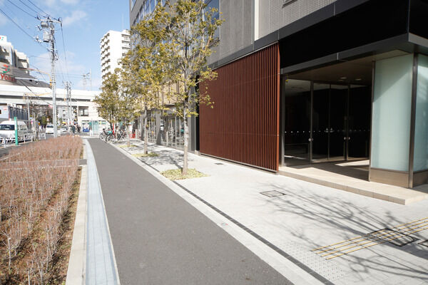 広々としたエントランスアプローチには緑を配し、周辺環境を鮮やかに。		