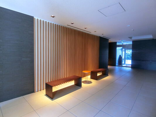 エントランスロビーには椅子もあり落ち着いたイメージ。