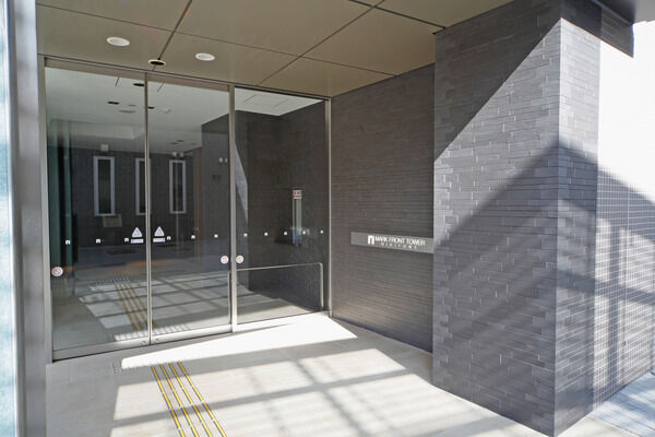 憩いの場を予感させる落ち着いたイメージのエントランス。		