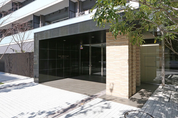 黒御影石の風格あるゲートのようなキャノビーが印象的なエントランス。 黒御影石の風格あるゲートのようなキャノビーが印象的なエントランス。