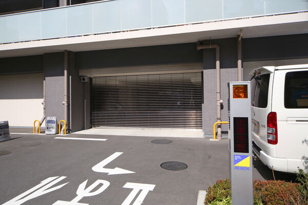 シャッターゲート付きの歩車分離の駐車場。 シャッターゲート付きの歩車分離の駐車場。