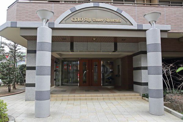 風格漂うエントランス。木製扉が住む人やゲストを優雅に迎え入れます。		