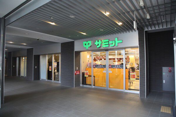 日常の買い物に便利な「サミット篠崎店」まで約400m（徒歩5分）。		