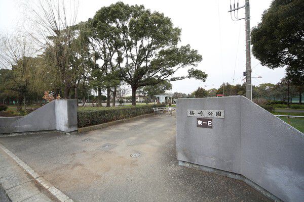 テニスやバーベキューが楽しめる「篠崎公園」まで約600m（徒歩8分）。		