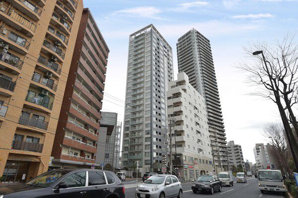 【シティタワー上野池之端】不忍通りからは通りを一本挟んでいるため、エントランス周りは安全です。		