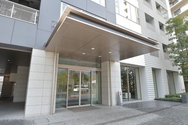 車寄せのあるエントランスは訪れる人と住まう人を迎えてくれます。		