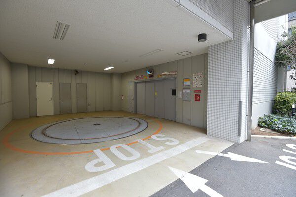 敷地内に32台分の屋内駐車場を確保。