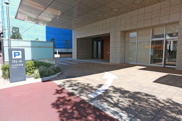 広々とした開放感溢れる駐車場は出入りもスムーズで便利です。		 広々とした開放感溢れる駐車場は出入りもスムーズで便利です。