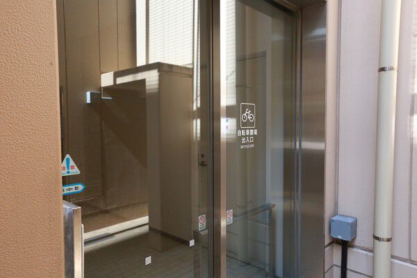 敷地内、地下2階部分を駐車場として設置。		 敷地内、地下2階部分を駐車場として設置。