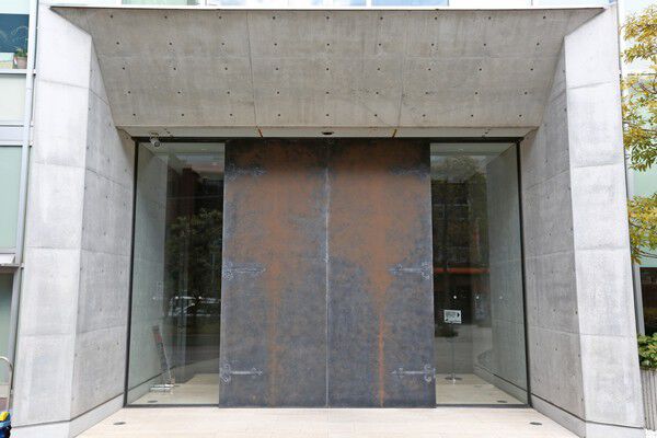 コンクリートで囲まれたエントランスは洗練された空間です。 コンクリートで囲まれたエントランスは洗練された空間です。