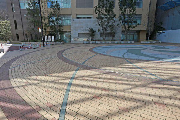 マンション周辺には街ゆく人も自由にくつろげるオープンスペース。		 マンション周辺には街ゆく人も自由にくつろげるオープンスペース。