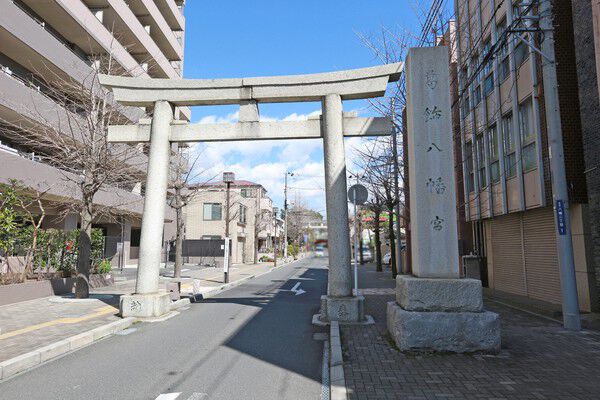 下総の国総鎮守、「葛飾八幡宮」まで約250m(徒歩4分)。		 下総の国総鎮守、「葛飾八幡宮」まで約250m(徒歩4分)。