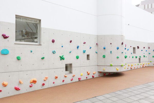 遊びココロのあるアートがあちこちに。街にちなんだ品をホールドにした登り壁。