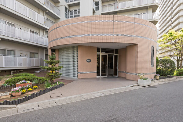 優しい色合いのエントランスが訪れる人を暖かくお迎えします。