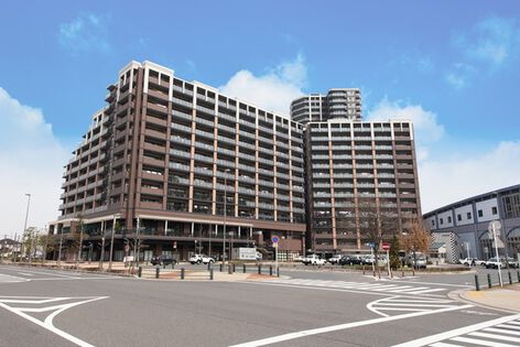 「ザ・ライオンズ三郷中央」は駅前ロータリーに面した3棟構成となっています。