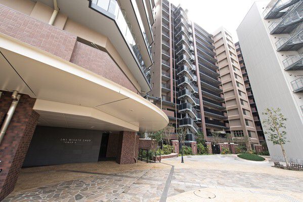 暮らしのメインストリートである広場に沿って、エントランスが配置されています。	