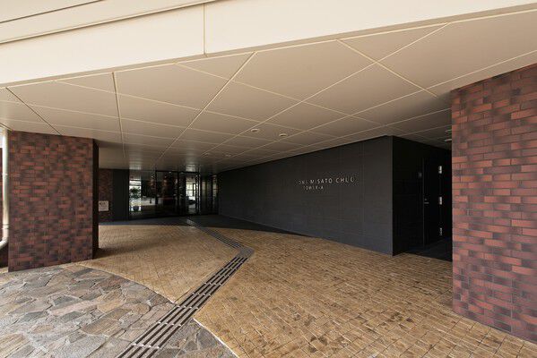 カーブされた石畳など、上品で落ち着きのあるエントランスです。	