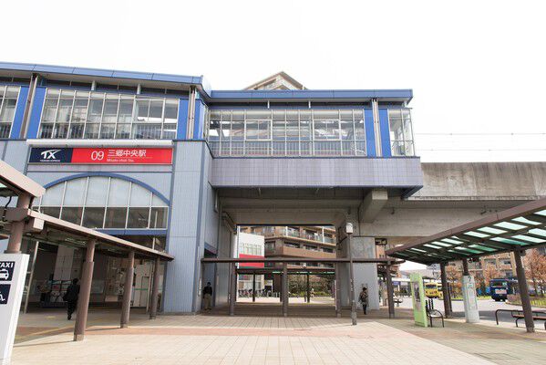 つくばエクスプレス「三郷中央」駅まで約80m（徒歩1分）。	