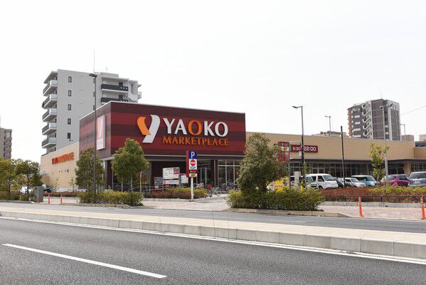 日常の買い物に便利な「ヤオコー三郷中央店」まで約550m（徒歩7分）。	