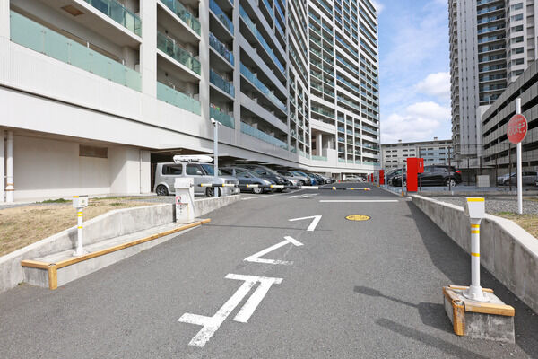 駐車場は庭園の下層部分を中心に、全戸分を確保。		 駐車場は庭園の下層部分を中心に、全戸分を確保。