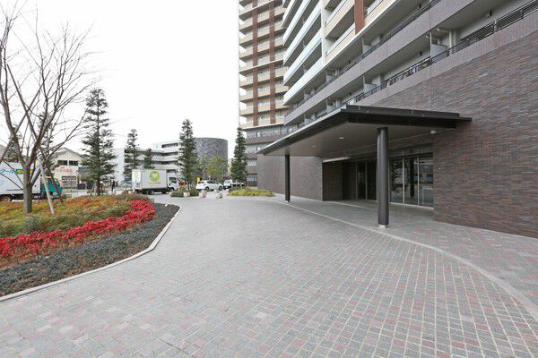 大きな庇が雨の日も荷物やご家族を守るホテルライクな車寄せ。		