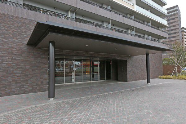 ガラス張りの開放的なエントランスが訪れる人を迎賓の心でお迎えします。		