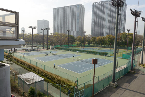 広大な敷地でテニスを楽しむ「有明テニスの森公園」は、約80m(徒歩1分)。 広大な敷地でテニスを楽しむ「有明テニスの森公園」は、約80m(徒歩1分)。