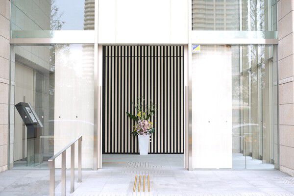 優しく明るい色合いのエントランスは上質な暮らしを演出します。	