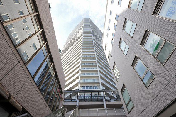 【豊洲シエルタワー】ターミナル駅を同胞する立地として、豊洲の玄関口にふさわしいデザインに。		