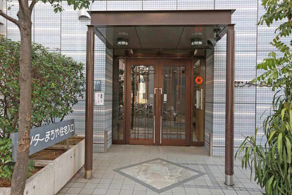 セキュリティに配慮したシンプルなエントランス。		