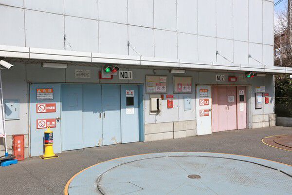 ターンテーブル式の駐車場を敷地内に設置。