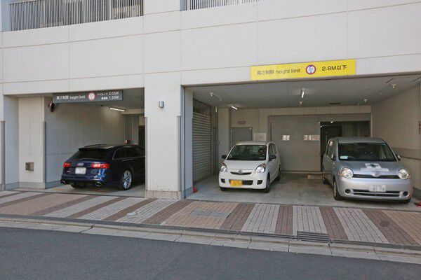 駐車場は機械式をメインに平置き駐車場も設置。