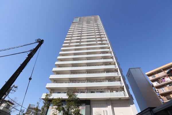 【プラウドタワー石神井公園】新しい駅舎と呼応する「きらめく白」を基調とした外観です。		 【プラウドタワー石神井公園】新しい駅舎と呼応する「きらめく白」を基調とした外観です。
