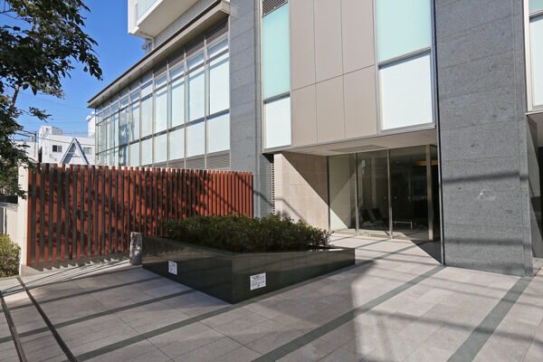 重厚な御影石の柱とキャノピーが堂々としたゲートのような表情を作り出しています。		