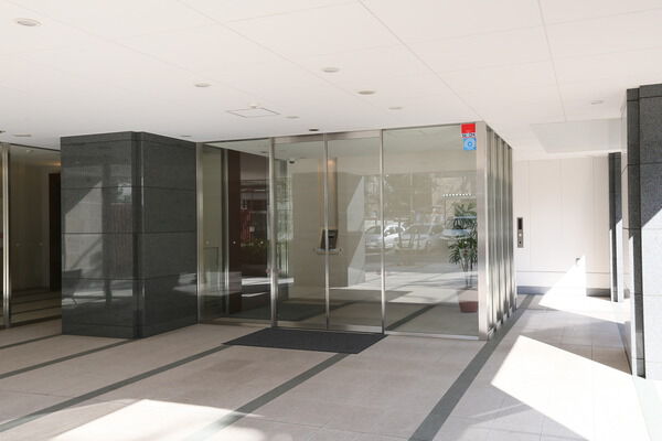 大きなガラス面が、ほどよく張りつめた空気の中で街の華やぎを感じさせます。		