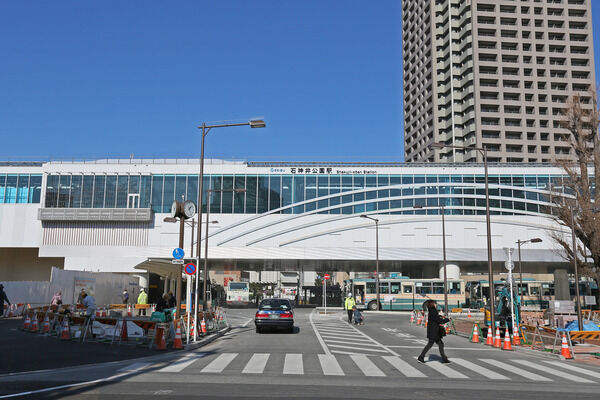 クイーンズ伊勢丹、区民センターの並ぶ「石神井公園」駅は約240m（徒歩3分）。	