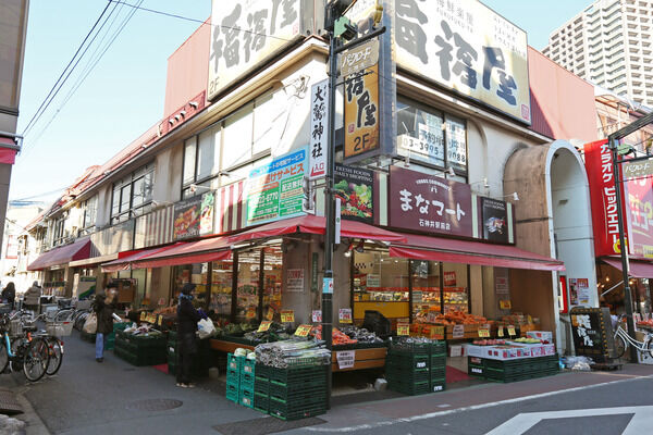 「駅前商店街」は、約240m（徒歩3分）。