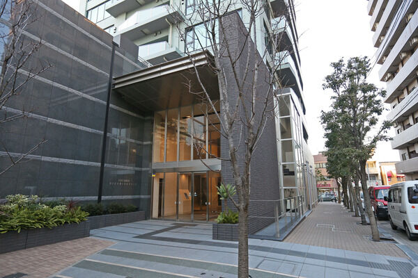 【シティタワー大泉学園】住まいの顔となるエントランスにはガラス面を大きく取ったシンプルでモダンな意匠。		