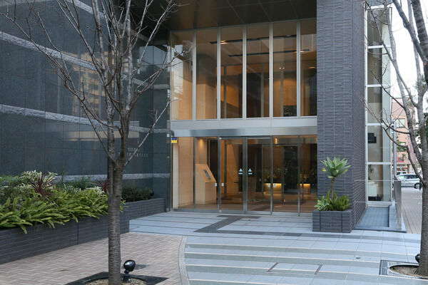 エントランスを抜けると2層吹き抜けの開放的に満ちた空間が広がります。		