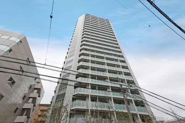 【ザ・タワーレジデンス大塚】自然の木々の緑と青い空の中にあり、落ち着きを感じられる外観です。		