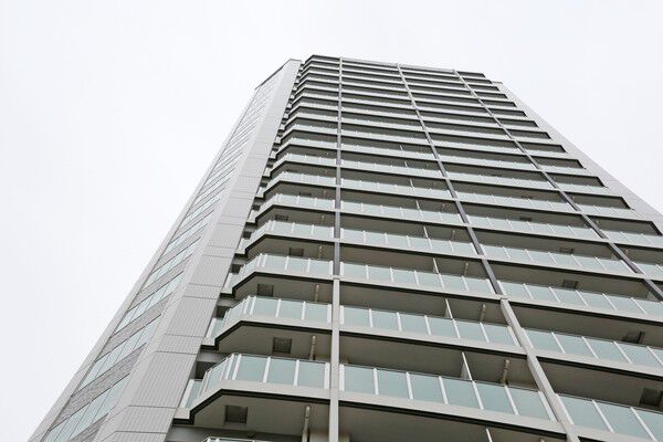 【ザ・タワーレジデンス大塚】白を基調とした外観は周囲の緑と溶け込むようにデザインされています。		