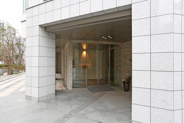 道路に面したエントランスは奥行きがあり、落ち着いた空間です。		