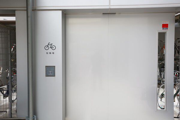 電気自動車レンタルシステムがあり、充電スペースも設置されています。		