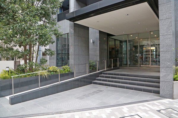 天然石を用いたシャープなデザインは、風格と気品を演出します。