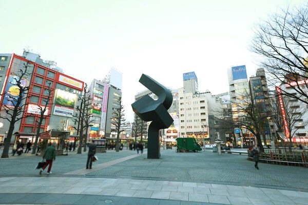 東京芸術劇場に隣接する「池袋西口公園」まで、約1,200m（徒歩15分）。