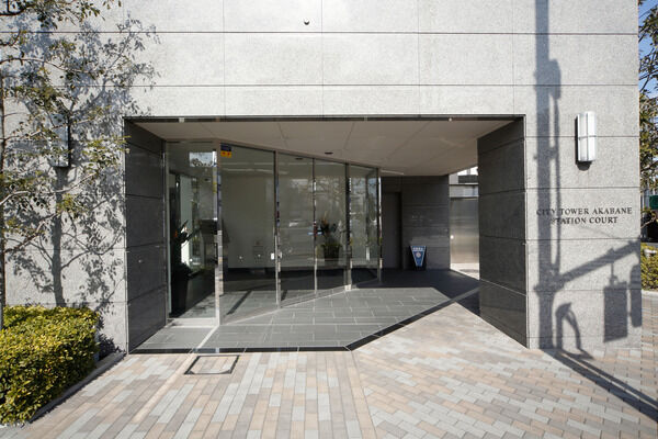 開放感溢れ・煌く、二層吹抜けのエントランスホールへ。		