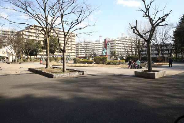 噴水と時計台のある「赤羽公園」まで約1,000m（徒歩13分）。		