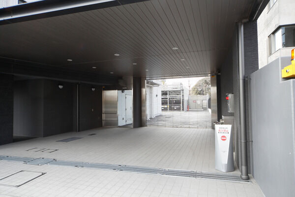 駐車場の出入り口には安全性と防犯を高めるシャッターゲートが設置されています。		